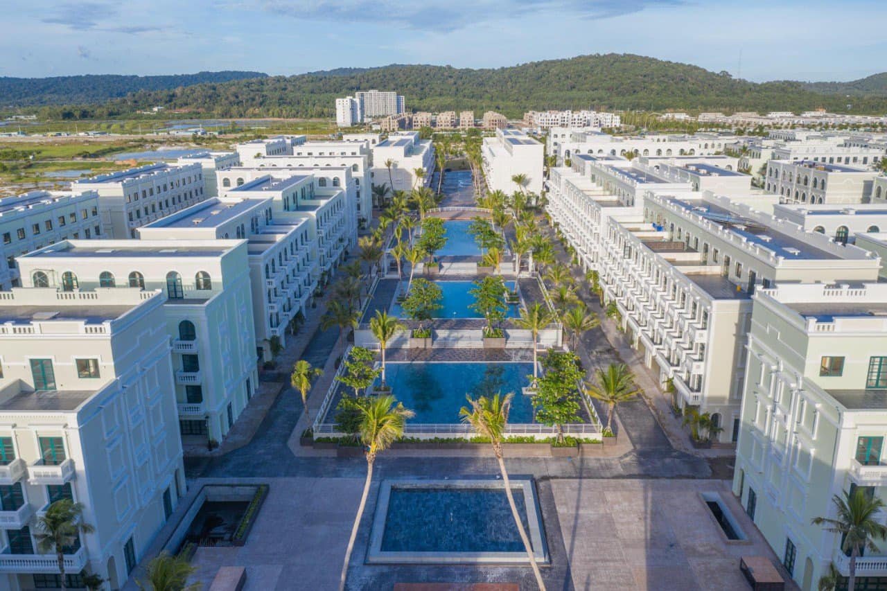 Bể bơi “view triệu đô” mới toanh tại Phú Quốc