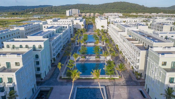 Bể bơi “view triệu đô” mới toanh tại Phú Quốc